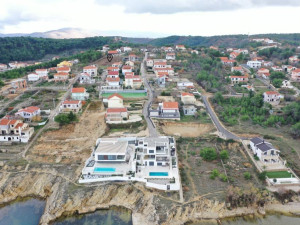 Novigrad-Crnopalj-građevinski teren s pogledom na more