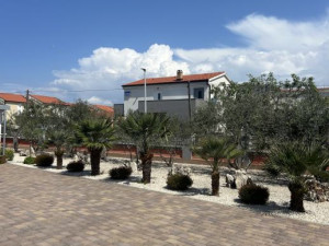 Kuća s 4 apartmana i pomoćnim objektom - blizina mora