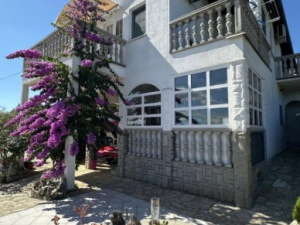 Preko, kuća sa apartmanima, pogled na more