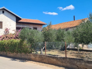 &Scaron;kabrnja, kuća sa pomoćnim objektom, ukupno 1994 m2 u centru mjesta , jedinstvena prilika!!