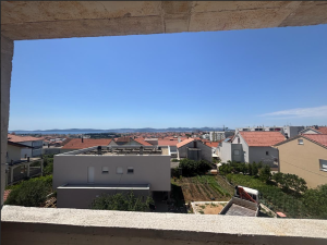 Crvene kuće, jednosoban stan s garažom, pogled!!