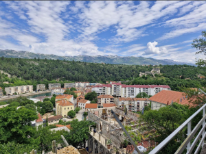 OBROVAC, kuća katnica s pogledom na Zrmanju