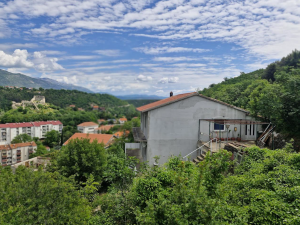 OBROVAC, kuća katnica s pogledom na Zrmanju