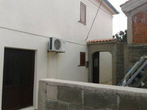 Ražanac-kuća s tri apartmana blizu mora