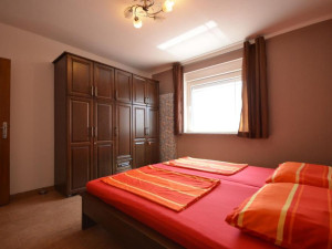 Kuća s 4 apartmana i pomoćnim objektom - blizina mora