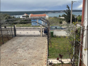 Karin Gornji, prekrasna kuća sa dva stana i velikom okućnicom