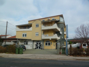 Suko&scaron;an-Kuća s apartmanima 