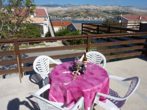 Pag - dvojna kuća s apartmanima i predivnim pogledom na more