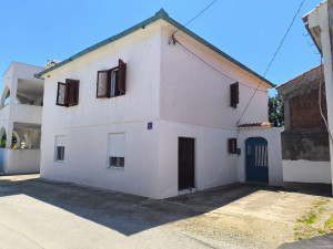 Ražanac-kuća s tri apartmana blizu mora