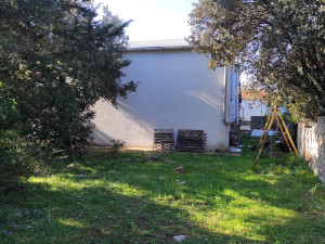 Silba, kuća sa velikom okućnicom