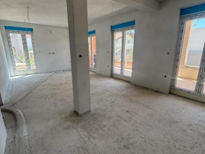 Crvene kuće, komforan dvosoban stan s garažom i vrtom