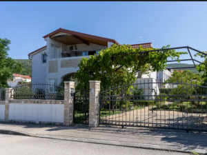 Karin Gornji, prekrasna kuća sa dva stana i velikom okućnicom