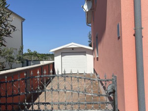 Kuća s 4 apartmana i pomoćnim objektom - blizina mora