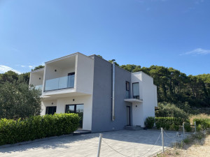 Otok Pa&scaron;man, Tkon, nova kuća s pomoćnim objektom