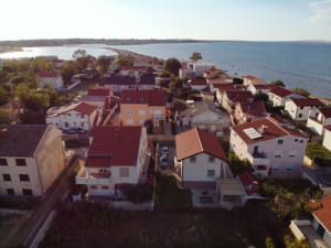 Kuća s 4 namje&scaron;tena stana, Nin