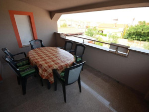 Kuća s 4 apartmana i pomoćnim objektom - blizina mora