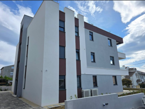 DIKLO, TROSOBAN PENTHOUSE S BAZENOM, POGLED, BLIZINA MORA!!