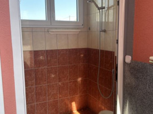 Kuća s 4 apartmana i pomoćnim objektom - blizina mora