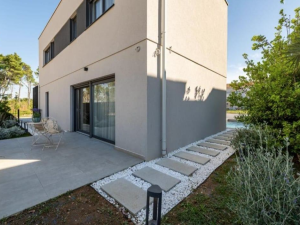 PRIVLAKA, A DUPLEX APARTMENT WITH A SWIMMING POOL IN A NEW BUILDING