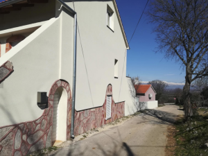 Kuća s pomoćnim objektom, Debeljak