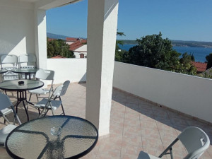 Maslenica, kuća sa velikim stanom i pet apartmana, blizina mora!!
