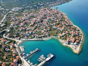 Kali, građevinsko zemlji&scaron;te 1100 m2 u centru mjesta