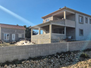 Kuća s dvije stambene jedinice