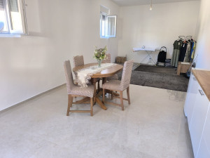 Ražanac-kuća s tri apartmana blizu mora