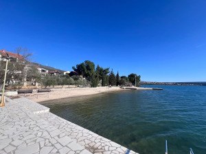 Gornji Karin, &Scaron;u&scaron;njar-kuća drugi red od mora 