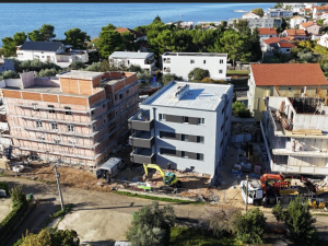 Suko&scaron;an, dvosoban  penthouse u novogradnji  50 m od mora