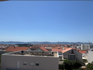 Crvene kuće, jednosoban stan s garažom, pogled!!