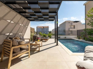 PRIVLAKA, A DUPLEX APARTMENT WITH A SWIMMING POOL IN A NEW BUILDING