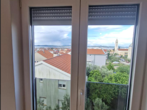 Bili Brig, dvosoban stan s krovnom terasom, pogled, odmah useljiv!!