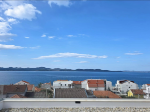 Diklo, novogradnja, trosoban stan u prizemlju s vrtom, pogled!!