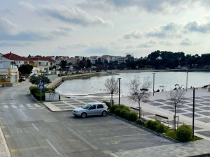 Petrčane-dvojna kuća 1.red uz more 