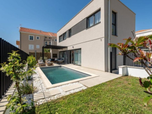 PRIVLAKA, A DUPLEX APARTMENT WITH A SWIMMING POOL IN A NEW BUILDING