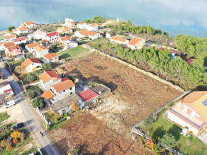 Novigrad-Crnopalj-građevinski teren s pogledom na more