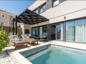 PRIVLAKA, A DUPLEX APARTMENT WITH A SWIMMING POOL IN A NEW BUILDING