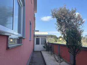 Kuća s 4 apartmana i pomoćnim objektom - blizina mora