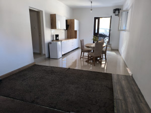 Ražanac-kuća s tri apartmana blizu mora