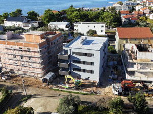 Suko&scaron;an, dvosoban  penthouse u novogradnji  50 m od mora
