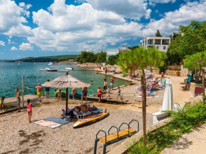 Maslenica, kuća sa velikim stanom i pet apartmana, blizina mora!!