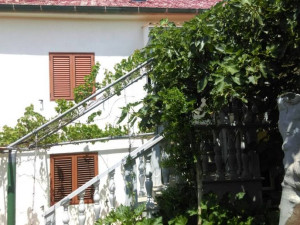 Ražanac-kuća s tri apartmana blizu mora