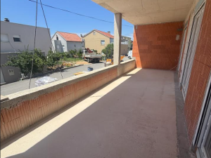 Crvene kuće, komforan dvosoban stan s garažom i vrtom