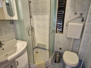 Ninske Vodice,-dvojna kuća sa dva stana, bizina mora