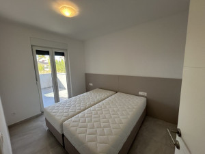 Dvosoban stan s vrtom, Privlaka - novogradnja, blizina mora