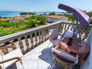Preko, kuća sa apartmanima, pogled na more