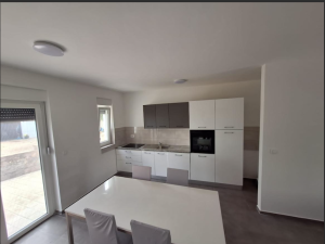 Ražanac, dvosoban stan s vrtom, novogradnja