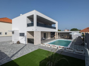 Suko&scaron;an, nova villa s grijanim bazenom