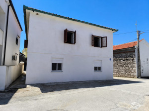 Ražanac-kuća s tri apartmana blizu mora